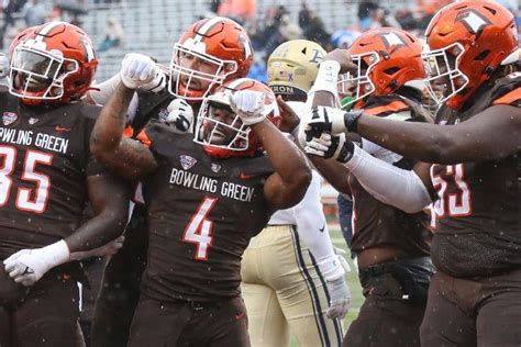 Terion Stewart scores 3 touchdowns to highlight Bowling Green’s 41-14 victory over Akron